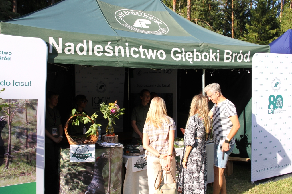 Stoisko promocyjne Nadleśnictwa Głęboki Bród z produktami pochodzenia leśnego "Dobre z Lasu"